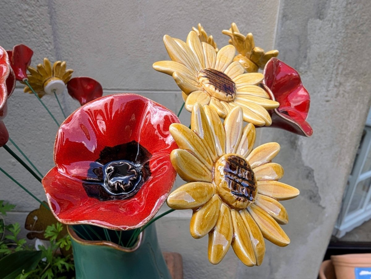 Fiori in ceramica - | Idee regalo, artigianato, arredamento, design, tessuti e tombolo | Milleidee di Alessandro Magrini, Anghiari, Toscana